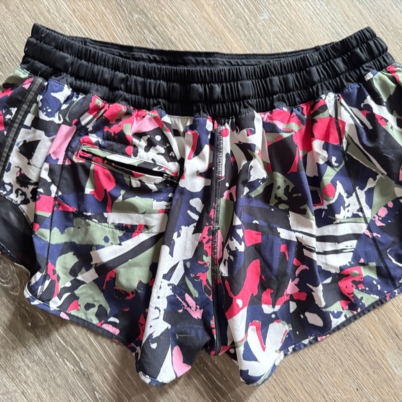 Lululemon Hotty Hot Shorts 2.5 inches - Picture 2 of 7